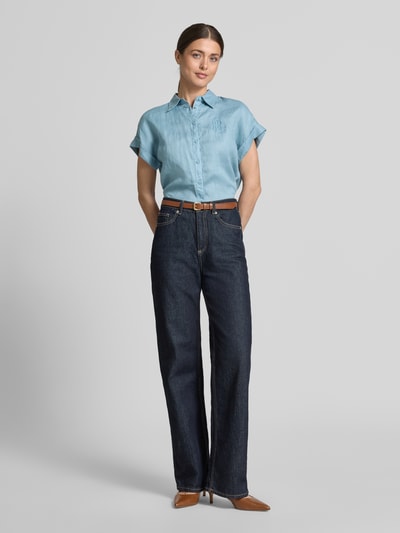 Frauenmodel trägt Relaxed Fit Hemdbluse aus reinem Leinen von Lauren Ralph Lauren, Optik: Unifarben, Materialverarbeitung: Flammgarn, mit Logo-Stitching, Hemdkragen, Knopfleiste, Kurzarm, Ärmelabschluss fixierter Umschlag, Rumpfabschluss abgerundet, Passform: Relaxed-Fit, Material: Leinen, Ganzkörperansicht von vorne.