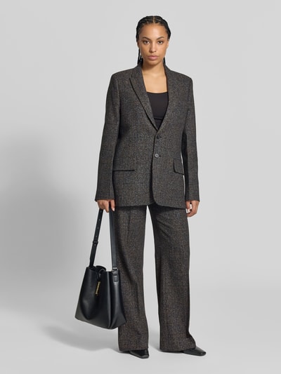 Frauenmodel trägt High Waist Business-Hose mit Bundfalten von Victoria Beckham in melierter Struktur, Wide Leg, Webware, Ganzkörperansicht von vorne.