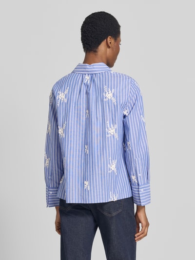 Frauenmodel trägt Regular Fit Langarmbluse aus reiner Baumwolle Modell 'STYLE.VICA' von Brax, blau-weiß gestreift mit floralen Mustern, Damen Langarmbluse, Ganzkörperansicht Rückansicht.