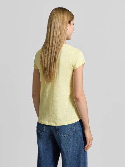 Vrouwenmodel draagt Regular Fit T-Shirt aus reiner Baumwolle van Tom Tailor, melangelook, boothals, korte mouw, jersey, puur katoen, rompzoom met rolzoom. Ganzkörperansicht Rückansicht.