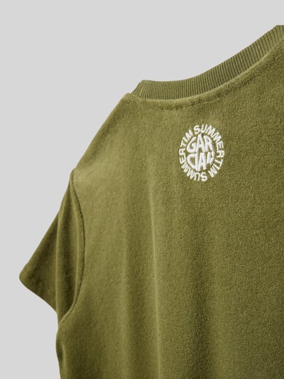 Meisje draagt 'Regular Fit T-Shirt mit Logo-Detail' van Garcia, katoenmengsel, regular fit, logodetail, ronde hals, detailopname