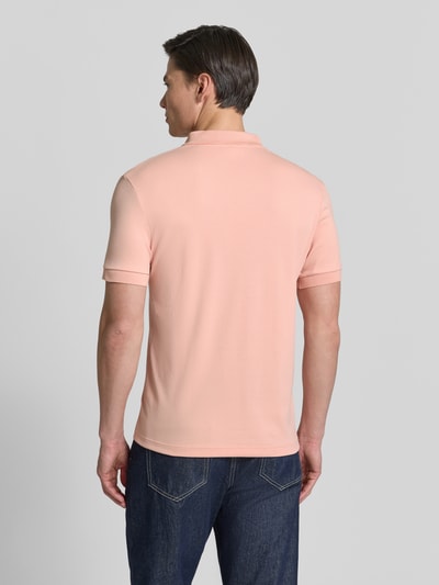 Männermodel trägt Regular Fit Poloshirt aus reiner Baumwolle von Lacoste, Optik: Unifarben, Logo-Detail, Ganzkörperansicht Rückansicht