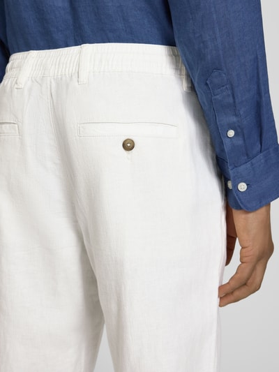 Mężczyzna nosi Loose Fit Leinenhose mit Tunnelzug Modell 'BRODY' od Selected Femme, biały len, detal kieszeni, zbliżenie tylne.