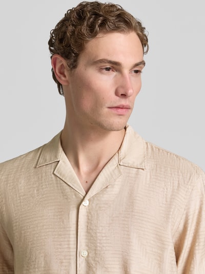Männermodel trägt Modern Fit Freizeithemd mit Strukturmuster von Lindbergh, Viskose-Mix, Reverskragen, Knopfleiste, Nahaufnahme Oberkörper.