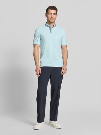 Männermodel trägt Regular Fit Poloshirt mit Stehkragen und Logo-Stitching von bugatti in Hellblau, Reine Baumwolle, Ganzkörperansicht von vorne, Rückenlänge bei Größe M 70 cm, Label-Detail, kurze Knopfleiste.