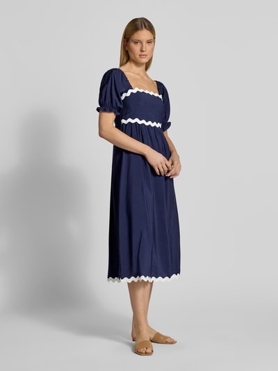 Frauenmodel trägt Tunikakleid mit Karree-Ausschnitt von Apricot, dunkelblau, A-Linie, Midikleid, 1/2-Arm, elastische Ärmelabschlüsse, Rückenlänge 120 cm, Brustweite 40 cm, Ärmellänge 30 cm, Ganzkörperansicht von vorne.