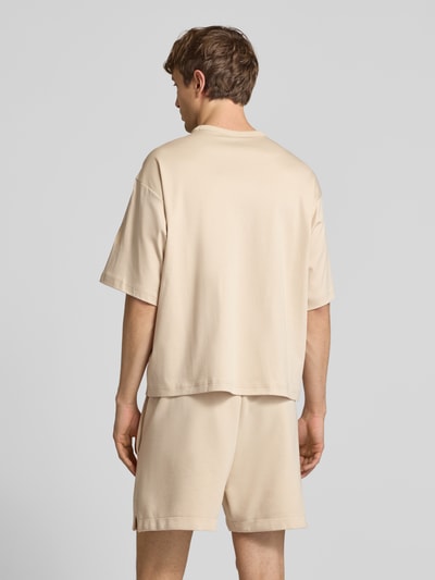 Männermodel trägt Regular Fit T-Shirt aus reiner Baumwolle von adidas Sportswear, Optik: Unifarben, Jersey, Ganzkörperansicht Rückansicht.