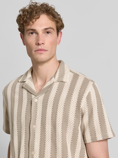 Mannenmodel draagt Modern Fit vrijetijdsoverhemd met reverskraag van Lindbergh, materiaalmix met viscose, knoopsluiting, beige en zandkleurige strepen, textuur met gaatjes, schouderbreedte 47 cm, mouwlengte 24 cm, ruglengte 74 cm, nahaufnahme bovenlijf.