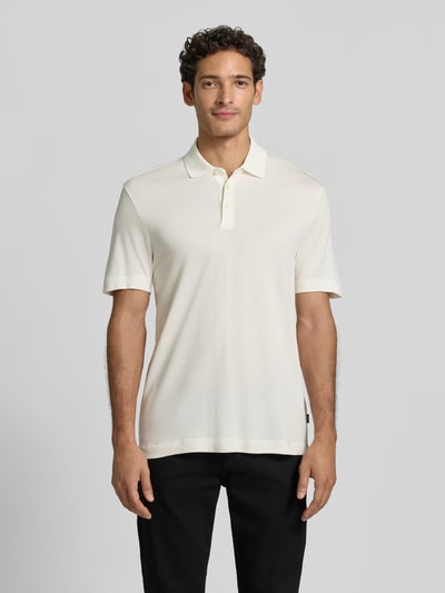 Männermodel trägt cremefarbenes Regular Fit Poloshirt aus Lyocell-Mix Modell 'Pack' von BOSS, Herren T-Shirt, Ganzkörperansicht von vorne.