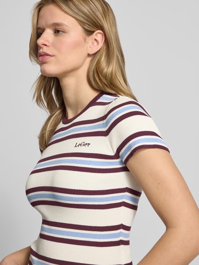 Kobiece model nosi damski t-shirt z mieszanki wiskozy LeGer by Lena Gercke, model 'Danielle', drobne prążkowanie, okrągły dekolt, wyhaftowane logo, dopasowany krój, długość tyłu w rozmiarze 36: 51 cm, widok z przodu (zbliżenie górnej części ciała).