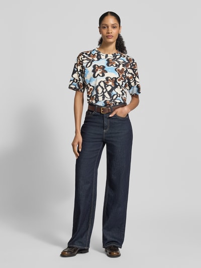 Vrouwenmodel draagt T-Shirt uit pure katoen van JAKE*S STUDIO WOMAN, losse fit, ronde hals, half korte mouw, lengte 58 cm, vooraanzicht volledige lichaamsfoto