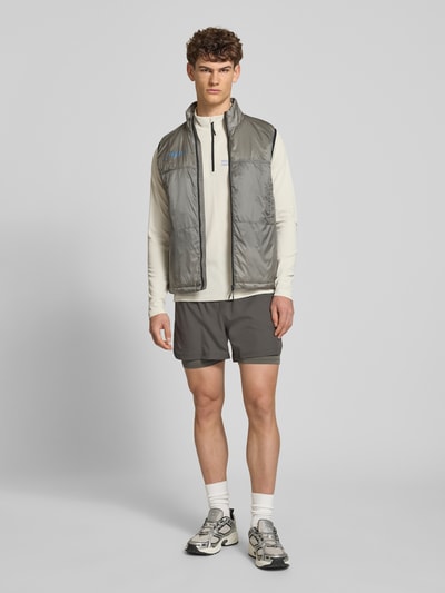 Männermodel trägt Weste mit Logo und Stehkragen Modell 'HALO SABER' von HALO, Regular Fit, Grau, Reißverschluss, Ganzkörperansicht von vorne.