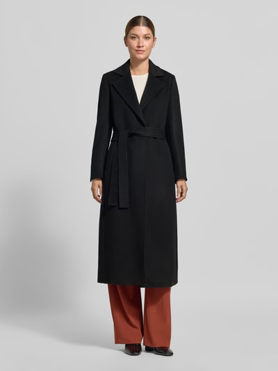 Frauenmodel trägt Regular Fit Mantel aus reiner Schurwolle Modell 'LONGRUN' von MAX&Co., schwarze Farbe, glatte Textur, Ganzkörperansicht von vorne.