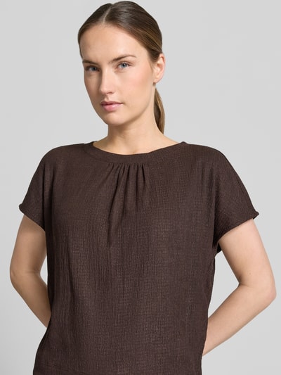 Frauenmodel trägt Regular Fit T-Shirt mit Strukturmuster Modell 'Salti' von OPUS, Elastischer-Material-Mix, Kurzärmelig, Rundhalsausschnitt, Raffung, braune Farbe, feine Textur, Nahaufnahme Oberkörper.