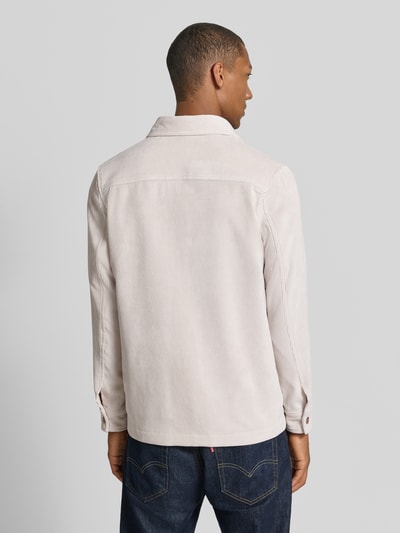 Männermodel trägt Regular Fit Hemdjacke aus Cord Modell 'CIPOLPO' von CINQUE in Beige mit Kentkragen und Brusttaschen, Rückansicht.
