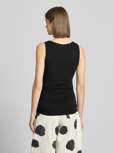 Frauenmodel trägt Trägertop mit Knotendetail Modell 'KIA' von Topshop aus Baumwoll-Elasthan-Mix, Slim Fit, schwarze Farbe, Rückenlänge 58 cm, Ganzkörperansicht Rückansicht.
