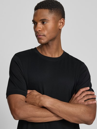 Männermodel trägt Regular Fit T-Shirt mit Rundhalsausschnitt Modell 'Badi' von CINQUE aus Reine Baumwolle, Nahaufnahme Oberkörper. Herren T-Shirt mit elastischen Ärmelabschlüssen, Rückenlänge bei Größe M: 68 cm.