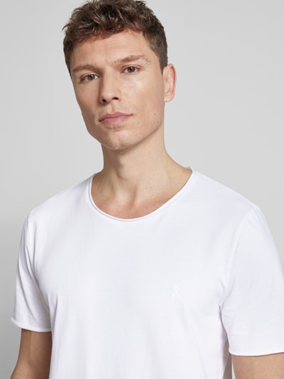 Männermodel trägt Regular Fit T-Shirt aus reiner Bio-Baumwolle Modell 'JAAMES' von Armedangels, unifarben, Nahaufnahme Oberkörper.