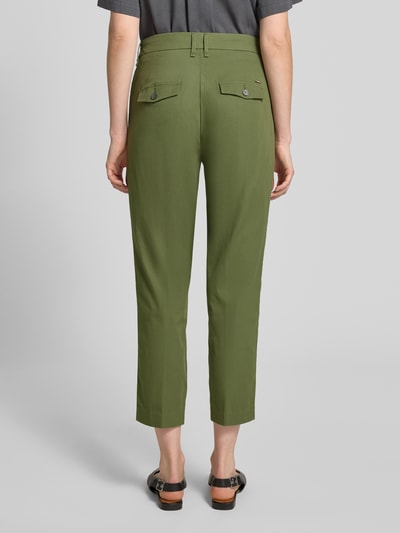 Frauenmodel trägt Regular Fit Hose aus Baumwoll-Mix Modell 'MARA S' von Brax in Optik: Unifarben mit Label-Applikation, Ganzkörperansicht Rückansicht.