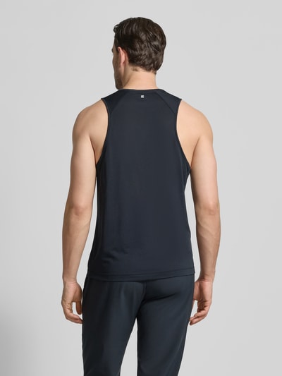 Männermodel trägt schwarzes Tanktop mit Rundhalsausschnitt Modell 'SHKOUT CORE' von Salomon aus Mesh, körpernahe Passform, Ganzkörperansicht Rückansicht.