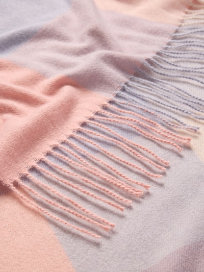 Produktfoto, Schal mit Fransen und Karo-Muster von Kurt Beines in Rosa, Flieder und Beige, weiche Textur, rechteckige Form, Detailaufnahme.