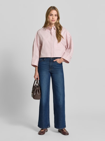 Vrouwenmodel draagt Loose Fit Jeans uit katoenmix model 'MADINA WIDE' van Tom Tailor, denim look, high waist, 5-pocket, twill, frontaal volledig lichaam