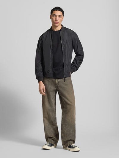 Männermodel trägt Boxy Fit T-Shirt aus Baumwoll-Mix Modell 'CASPIAN AIRFLEX BOXY' von Only & Sons, Optik: Unifarben, atmungsaktiv, Ganzkörperansicht von vorne.