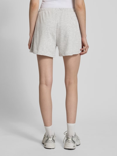 Frauenmodel trägt Kurze Sweatshort mit Stickerei von REVIEW aus Baumwoll-Mix mit Viskose-Anteil, Regular-Fit, elastischer Bund, Ganzkörperansicht Rückansicht.