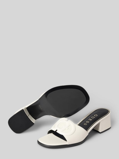Produktfoto, Sandalette aus echtem Leder Modell 'CERINNA' von Guess in abgerundeter Form, offene Ferse, Glattleder, Label-Applikation, glatte Sohle, Blockabsatz, Absatzhöhe 6 cm bei Größe 40, Farbe Weiß und Schwarz