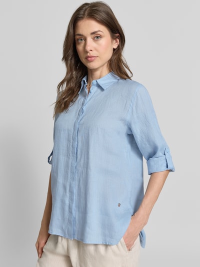 Frauenmodel trägt Regular Fit Hemdbluse aus reinem Leinen Modell 'VICKY' von Brax in Optik: Unifarben, Flammgarn, Hemdkragen, Langarm, einreihige Knopfleiste, Label-Applikation, Ganzkörperansicht von vorne.