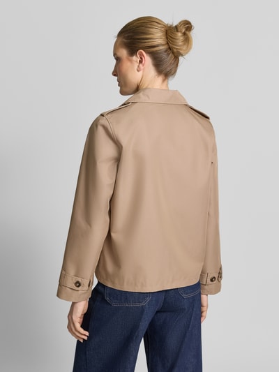 Frauenmodel trägt Jacke mit Reverskragen und Ärmelriegeln Modell 'AMANDA' von Soyaconcept, beige, Baumwoll-Mix, Rückenansicht.