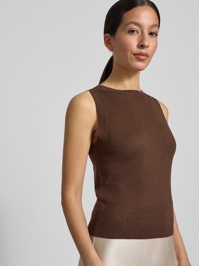 Vrouwenmodel draagt Slim Fit Top uit mix van zijde en linnen model DRIVA van Weekend Max Mara, effen kleuren, ronde hals, mouwloos, geribde rompzoom, knitwear, applicatie met label, vooraanzicht bovenlichaam.