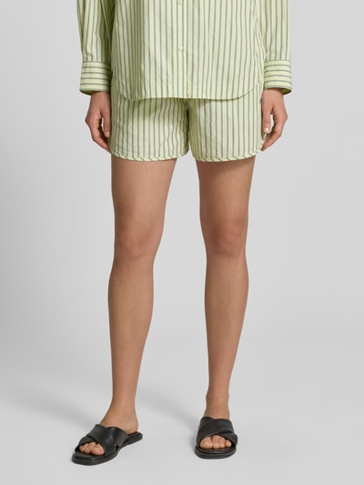 Frauenmodel trägt Regular Fit Shorts aus reiner Baumwolle Modell 'C_TIPLYNA' von BOSS Orange, gestreift, mehrfarbig, Popeline, Ganzkörperansicht von vorne.