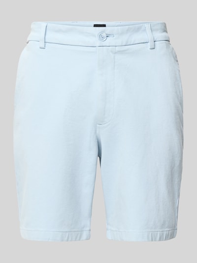 Produktfoto, Modern Fit Chinoshorts aus Baumwoll-Mix Modell 'KANE1' von BOSS, Optik: Unifarben, Passform: Modern Fit, seitliche Eingrifftaschen, Paspeltaschen, Verschluss: Knopf mit verdecktem Reißverschluss, Material: Baumwoll-Mix, hellblaue Farbe, glatte Textur