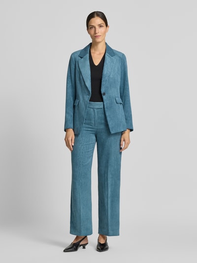 Frauenmodel trägt Wide Fit Hose in Cord-Optik von COMMA in Blau, feine Rippenstruktur, mit Gesäßtaschen, Ganzkörperansicht von vorne.