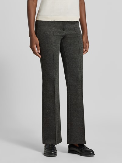 Frauenmodel trägt ausgestellte schmale Hose aus Viskose-Mix Modell 'Fleur' von CAMBIO in dunklem Grau, Damen Schmale Hose, Nahaufnahme Unterkörper.