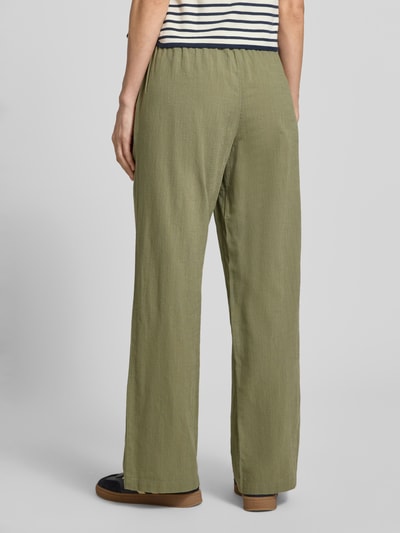 Frauenmodel trägt Weite Hose aus Baumwoll-Leinen-Mix Modell 'CAIA' von Vero Moda, Optik: Unifarben, Passform: Wide Leg, Bundabschluss: Elastisch, seitliche Eingrifftaschen, Ganzkörperansicht Rückansicht.