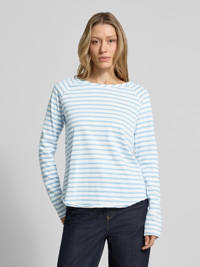 Frauenmodel trägt Longsleeve mit Rundhalsausschnitt von Smith and Soul, Reine Baumwolle, Regular-Fit, Allover-Look, Rückenlänge 65 cm, Nahaufnahme Oberkörper.
