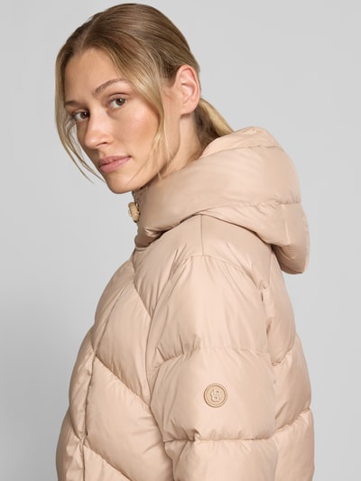 Frauenmodel trägt Regular Fit Jacke mit Kapuze Modell 'Pepulina' von BOSS in unifarbener Optik, Nahaufnahme Oberkörper.