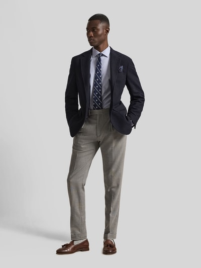 Männermodel trägt Slim Fit Businesshemd aus reiner Baumwolle von Polo Ralph Lauren in Weiß, unifarben, Ganzkörperansicht von vorne.