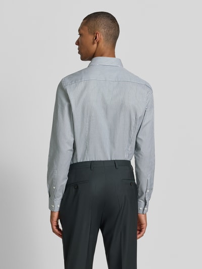 Männermodel trägt Slim Fit Business-Hemd mit Kentkragen von Jake*s, feine Streifen, Reine Baumwolle, Ganzkörperansicht Rückansicht. Kontext: Slim Fit, Kentkragen, Knopfleiste, Sportmanschetten, abgerundeter Saum, verlängerter Rücken, Rückenlänge bei Größe 39/40: 78 cm, Schulterbreite: 47 cm, Ärmellänge: 66 cm.