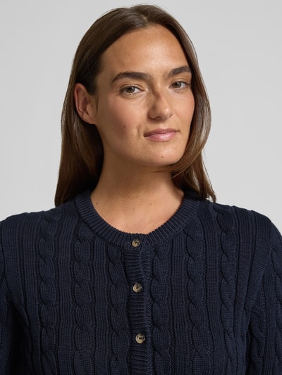Vrouwenmodel draagt Strickjacke mit Zopfmuster und Rundhalsausschnitt van Jake*s Casual, pure katoen, slim fit, kabelstructuur, ronde hals, detailopname bovenlichaam.