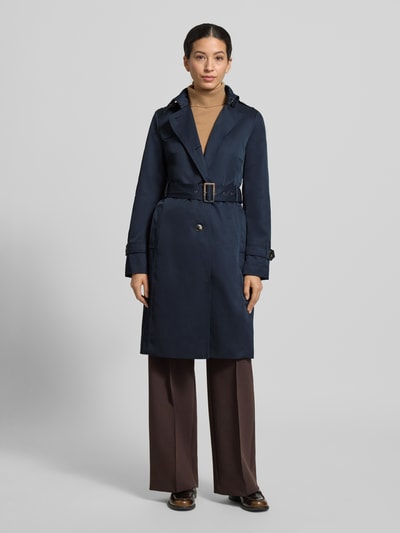 Modelka nosi Mantel mit Stoffgürtel od Jake*s Casual, mieszanka materiałów z bawełną, krój slim fit, pasek, kołnierz, kieszenie, długość tyłu w rozmiarze 36: 99 cm, szerokość ramion w rozmiarze 36: 40 cm, szerokość klatki piersiowej w rozmiarze 36: 41 cm, długość rękawa w rozmiarze 36: 64 cm, ciemnoniebieski, przód, pełna sylwetka