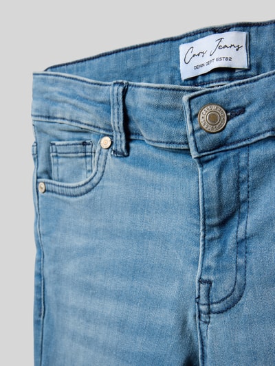 Produktfoto, Flared Fit Jeans mit Logo-Patch Modell 'Veronique' von CARS JEANS aus elastischem Baumwoll-Mix, hellblaue Jeansoptik, 5-Pocket-Design, Knopf-Reißverschluss, sichtbare Struktur und feine Nähte, kinder, Bundweite 33 cm, Innenbeinlänge 59 cm, Größe 140