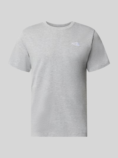 Produktfoto, Regular Fit T-Shirt mit Rundhalsausschnitt Modell 'EVOLUTION' von The North Face in Hellgrau, glatte Struktur, Label-Stitching, Herren T-Shirt