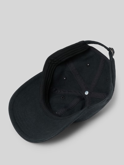 Produktfoto, Base Cap mit Logo-Stitching von PEAK PERFORMANCE aus reiner Baumwolle mit gebogenem Visor und Strapback in Schwarz