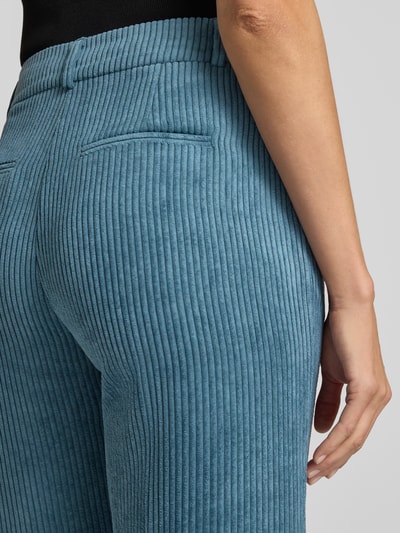 Frauenmodel trägt Wide Fit Hose in Cord-Optik von COMMA, blaue Struktur, Gesäßtaschen, Nahaufnahme Hüfte, KI-modifiziertes Bild