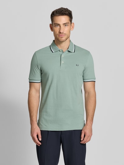 Männermodel trägt Regular Fit Poloshirt mit Kontraststreifen von Christian Berg Men aus Reine Baumwolle, Knopfleiste, Ganzkörperansicht von vorne.