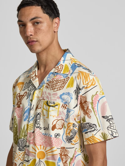 Männermodel trägt Freizeithemd mit Allover-Motiv-Print von Closed in bunten Farben, Reine Baumwolle, Regular-Fit, Kurzärmelig, Nahaufnahme Oberkörper