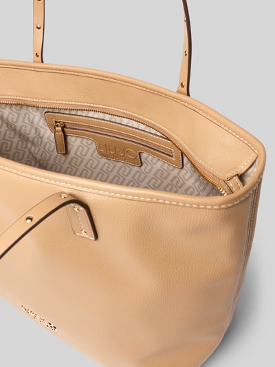 Produktfoto, Tote Bag mit Logo-Applikation Modell 'Evrim' od Liu Jo White, strukturalna faktura, beżowy kolor, suwaczki, Szerokość w rozmiarze 1: 41 cm, długość 39 cm, głębokość 16 cm, długość paska na ramię 60 cm